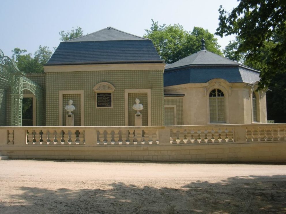 Domaine-de-Chantilly-Maison-de-Sylvie-COANUS-Couverture-ardoise-au-clou-cuivre-restauration-Château-monuments-Historiques-slates-roof-lead-épi-plomb